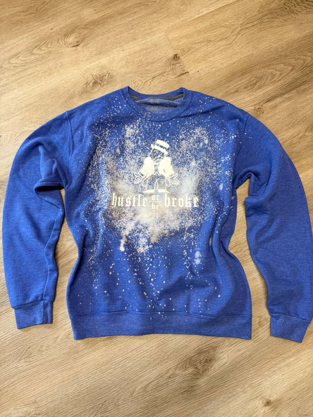 Men's Medium Blue Bleached Hustle or Be Broke Graphic Sweatshirt